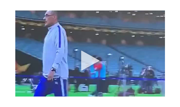 Wściekły Sarri RZUCA czapką i OPUSZCZA trening Chelsea w Baku [VIDEO]